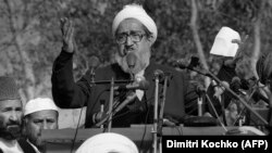 Sibghatullah Mojaddedi addresses a crowd of mujahedin in Peshawar in January 1987.