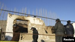 Кыргызские службы безопасности во время одной из операций в селе под Бишкеком.