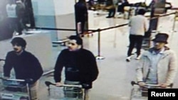 تصویری که روز گذشته پلیس بلژیک منتشر کرد. گفته می‌شود مردی که در وسط ایستاده یکی از برادران البکروی است و فرد سمت راست متواری است