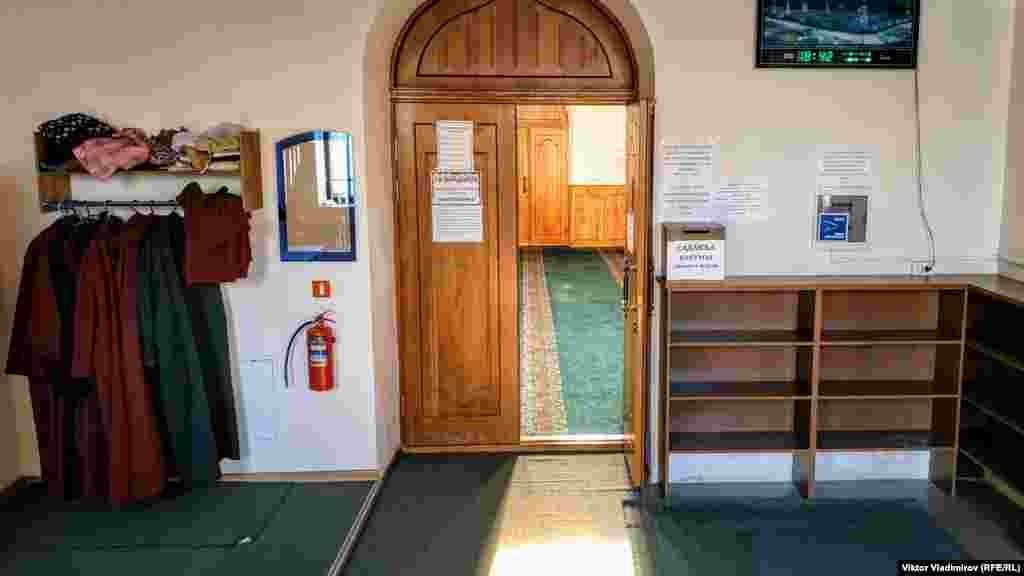 2001 senesi iyülde Bağçasaray şeer şurasınıñ qararınen cami binasını &quot;Mustafa Cami&quot; diniy cemiyetine qaytardılar