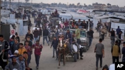 ارتش اسرائیل می‌گوید نیروهای این کشور به گروهی از افراد که راه‌های دسترسی مشخص‌شده در نزدیکی مرکز توزیع کمک‌ها در رفح را ترک کرده و به مواضع آن‌ها نزدیک شده بودند، آتش گشودند