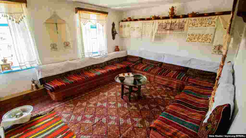 Bu da olardan biri&nbsp;&ndash; musafirhane. Eñ güzel savut-saba ve bezekler, bekâr qız nağışlağan bezler mında olğan edi. Musafirler gecege qalsa, olarğa bu odada yer azırlağan ediler. O vaqıtları er kes yerde yatqan edi