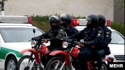 خبرگزاری ايلنا از حضور گسترده موتورسواران نيروی انتظامی از چهارراه گلوبندک تا چهارراه سيروس خبر داد. عکس تزئینی است. 