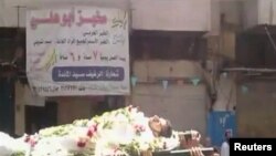 تشییع جنازه یکی از کشته‌شدگان سرکوب‌ها در سوریه که گفته می‌شود مربوط به منطقه حمص است.