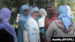 Мөселманча ял итүче кызлар