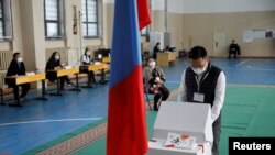 Улан-Батор шаарында добуш берип жаткан жаран. 9-июнь, 2021-жыл.  