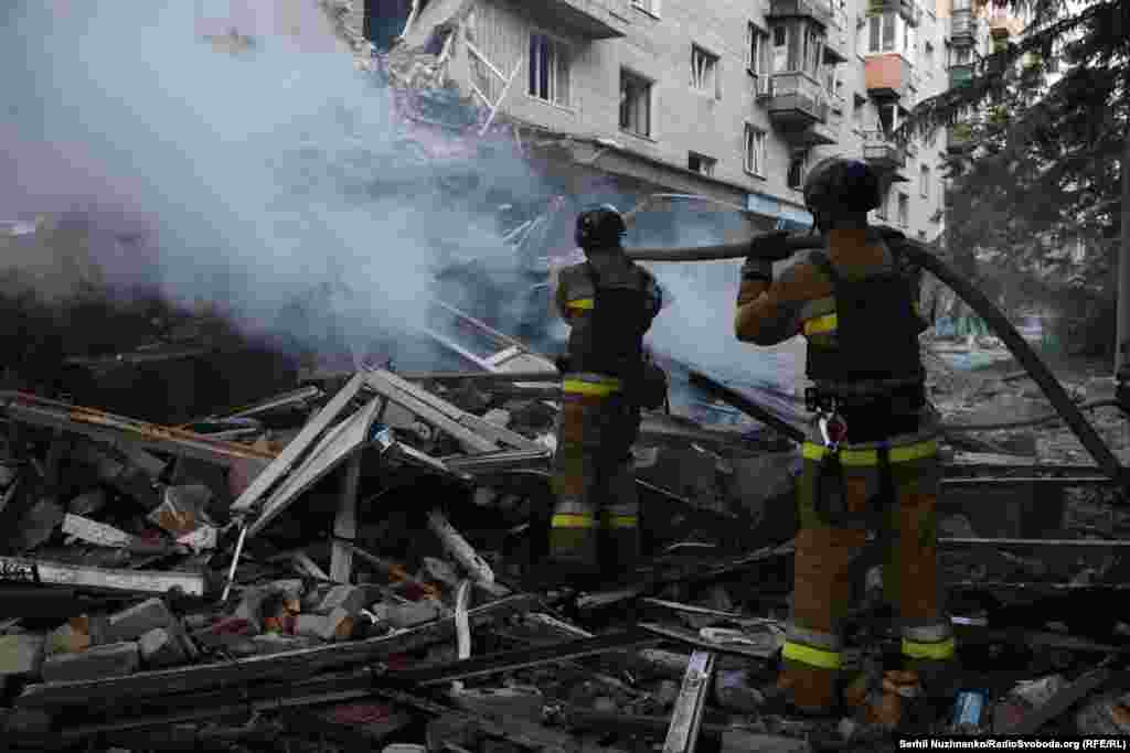 Ліквідація пожежі у Солом'янському районі Києва, де внаслідок влучання російської ракети зруйновано під'їзд багатоповерхівки