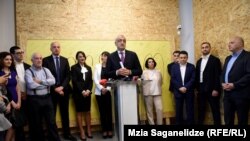 Дюжина лидеров, которую сегодня в этом офисе представил Хазарадзе, к его будущей политической партии пока никакого отношения не имеет