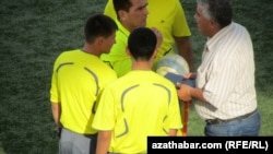 "Talyp Sporty" we "Altyn Asyr" komandalarynyň duşuşygyndan bir pursat. 22-nji maý, 2012-nji ý. 