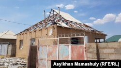 Рабочие на монтаже кровли дома, расположенного в километре от хранилища боеприпасов. Арысь, 29 июня 2019 года. 
24 июня 2019 года в Арыси произошли взрывы боеприпасов и пожар в военном хранилище. По официальным данным, погибли три человека, более 80 были госпитализированы.