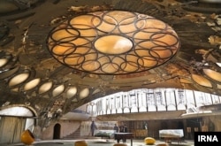 سقف فروریخته بخشی از کاخ را در این عکس می‌توان دید