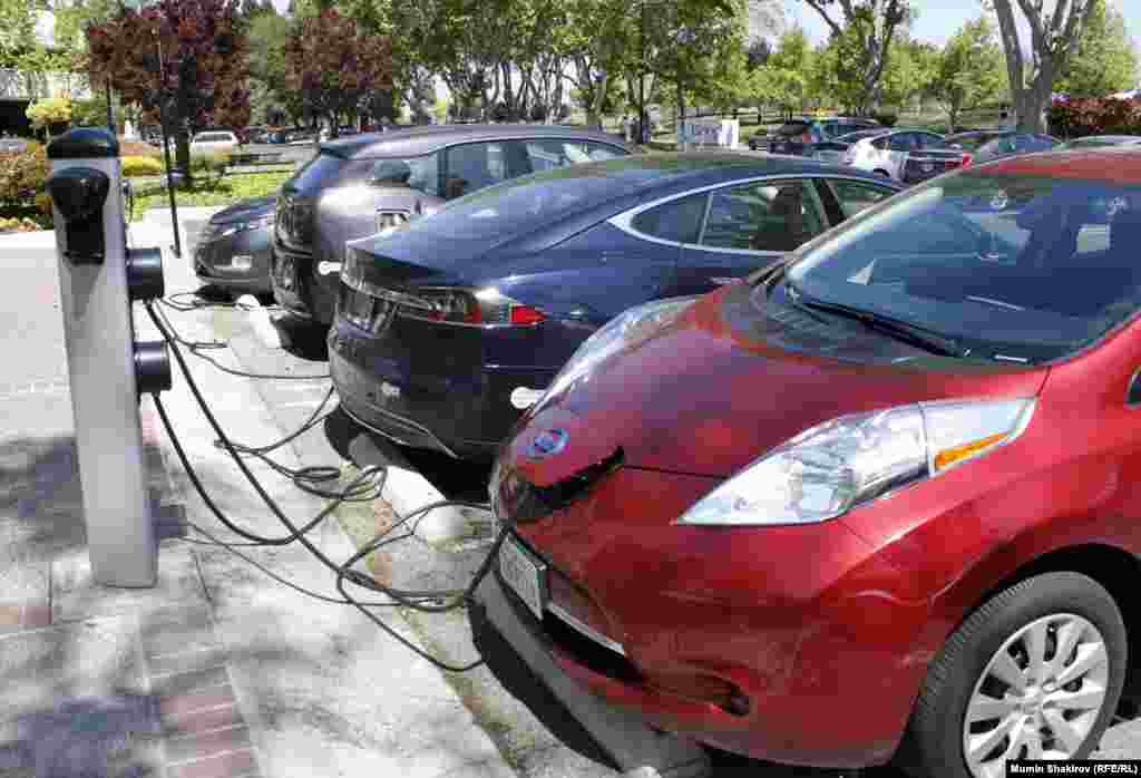 Google компаниясынын кызматкерлеринин көбү электромобилдерди минишет. Машинени заряддоочу станциялар күн нурунан энергия алат. Жарым саат заряддалган машине Кремний өрөөнүндө жүздөгөн чакырым басууга жетет. &nbsp; &nbsp;