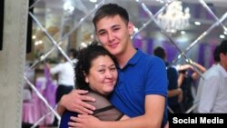 Элмир Сыдыманов апасы Махаббат Молдомусаева менен.