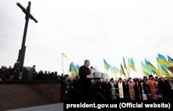 Президент України Петро Порошенко під час виступу на мітингу-реквієму з нагоди 80-річчя проголошення незалежності Карпатської України. Село Рокосово (Закарпатська область), 15 березня 2019 року
