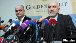 Паруйр Айрикян (справа) на пресс-конференции в Ереване, 5 февраля 2013 г.