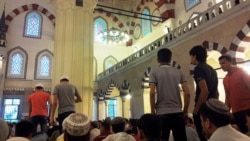 Diňle: Ymamlar tarawa namazyna gelýänlere niýetlenen hurmany “öz tanyşlaryna satýar”