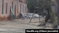 Балиқчи туманидаги 6-мактаб ҳовлисидаги пахта уюми