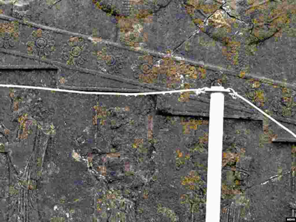 رشد بی‌رویه گلسنگ بر روی سطوح نقش برجسته ها که نشان رطوبت است