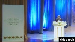 Прославившаяся своими панегириками в честь первого президента Туркменистана поэтесса Гозель Шагулыева ещё с большей страстью возвеличивает и второго президента, а также его любимого коня и собаку. 