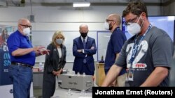 АҚШ президент Жо Байден Виржиниядаги илмий марказлардан бирида.