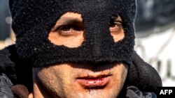 یکی از ایرانیانی که لب‌های خود را دوخته بود.