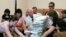Тем временем участковые комиссии после соблюдения всех
протокольных процедур приступают непосредственно к подсчету голосов,
председатель ЦИКа Абхазии Батал Табагуа дает пресс-конференцию в
международном пресс-центре