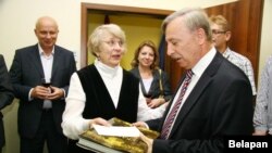 Галіна Сіўчык уручае кнігу ў падарунак паслу Вугоршчыны Фэрэнцу Контру.