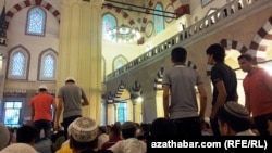 Празднование Рамадана в центральной мечети Ашхабада «Ар-Тогрул» (иллюстративное фото) 