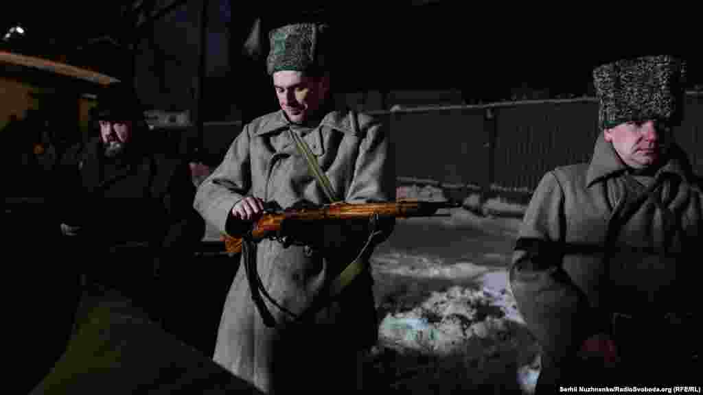 Більшовики заряджають зброю