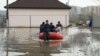 Эвакуация людей из зоны подтопления дачных домов в Актобе. 16 апреля 2017 года. Фото с сайта комитета по чрезвычайным ситуациям МВД Казахстана.  