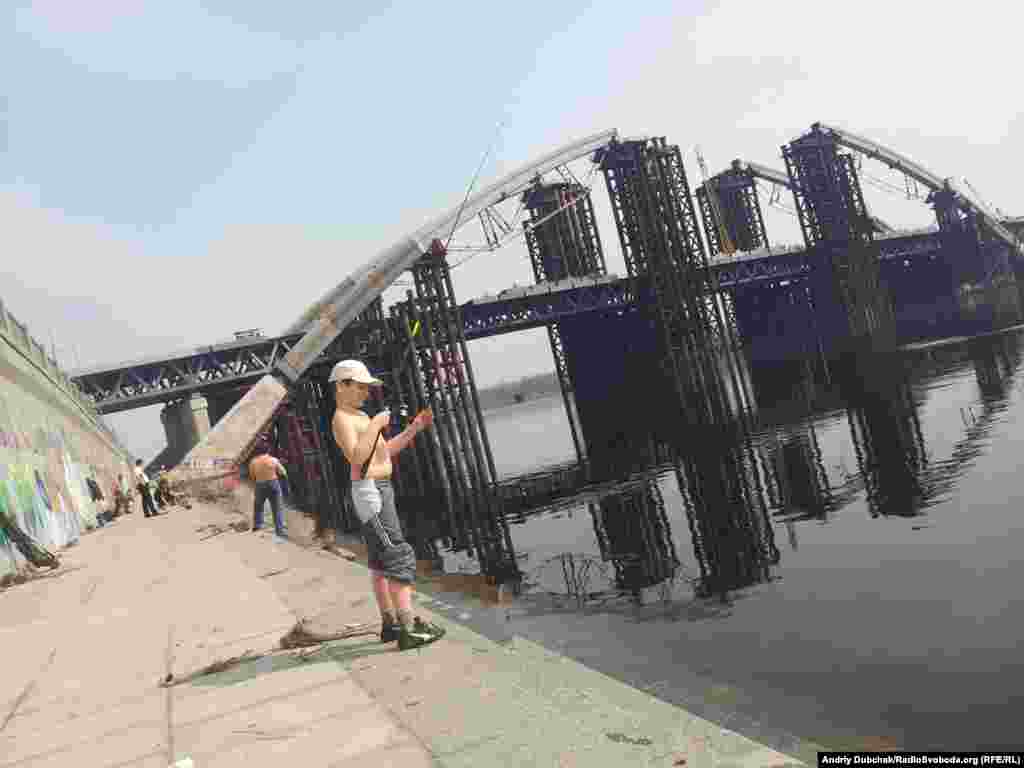 Рибалки на дніпровській набережній, Київ, 21 квітня 2013 року