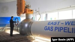 Президент Туркменистана Гурбангулы Бердымухамедов на открытии ветки газопровода.  23 декабря 2015 года.