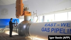 Бывший президент Туркменистана Гурбангулы Бердымухамедов на церемонии открытия газопровода Восток-Запад на газокомпрессорной станции «Белек». 23 декабря 2015 г. (фото из архива)