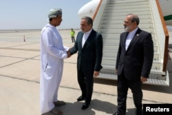 Министр иностранных дел Ирана Аббас Арагчи (в центре) по прибытии в Оман для переговоров с делегацией США по иранской ядерной программе. Маскат, 11 мая 2025 года