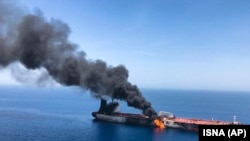 تصویری از آتش‌سوزی در یکی از نفتکش‌هایی که در دریای عمان هدف حمله قرار گرفت