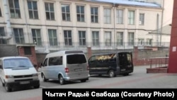 Меркаваны аўтобус сілавікоў побач з офісам рэдакцыі «Наша ніва» падчас ператрусу. Менск, 8 ліпеня 2021 году.