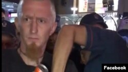 Полицейские подвергают приводу уличного музыканта с Северного проспекта в Ереване, 29 августа 2018 г.