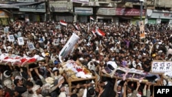 حضور مردم یمن در مراسم خاکسپاری معترضان در صنعا، یکشنبه