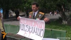 Հանգստի անցած գնդապետը նստացույց է սկսել հաղթանակի տոներից հետո 