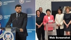 Грузинские НПО заявили, что получили письмо с угрозами от главы Антикоррупционного бюро Раждена Купрашвили (слева) 