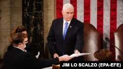 مایک پنس، معاون رئیس‌ جمهور پیشین آمریکا، از جمله امضاکنندگان این نامه است