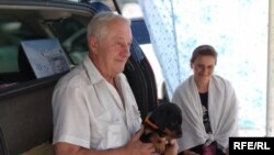 Доберман баккан Александр менен Оксана.