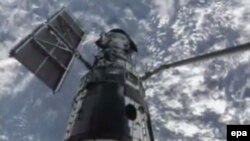 Сүрөттө: Космос мейкиндигине чыгарылган Hubble космос телескобу. 2009-жылдын 13-майы. NASA.