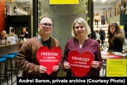 Андрэй Саром з актывісткай Крысьцінай Шыянок на акцыі Amnesty International Bulgaria “Маратон лістоў”, 7 сьнежня 2024 году