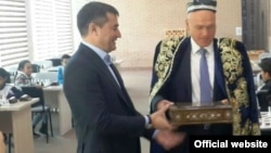 Сообщается, что российский бизнесмен Андрей Филатов (справа) и председатель правления НХК «Узбекнефтегаз» Алишер Султанов знакомы давно и состоят в дружеских отношениях.