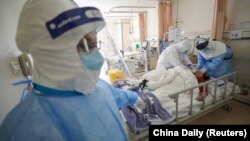 Չինաստան - Ուհանի հիվանդանոցում բուժօգնություն են ցուցաբերում կորոնավիրուսով վարակվածին, փետրվար, 2020թ. 