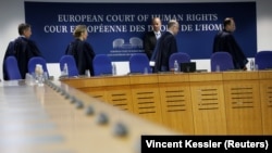 Суд зазначив, що російський уряд подав понад 2 тисячі наборів документів у квітні 2022 року на підтримку своїх претензій, але не відповів на запит суду щодо перекладів цих документів від травня 2022 року