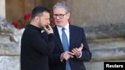 Ukrainian President Volodymyr Zelenskiy (left) meets British Prime Minister Keir Starmer as they attend the European Political Community meeting at Blenheim Palace on July 18.