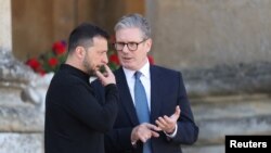 کی‌یر استارمر (راست) نخست‌وزیر بریتانیا و ولودیمیر زلنسکی، رئیس‌جمهور اوکراین