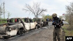 Герз карахь долу Оьрсийчоьнехьа болчу тIеманхой Украинан малхбалера Славянск-гIалина йистерчу блокпостехь лаьтташ, 20Оха2014.